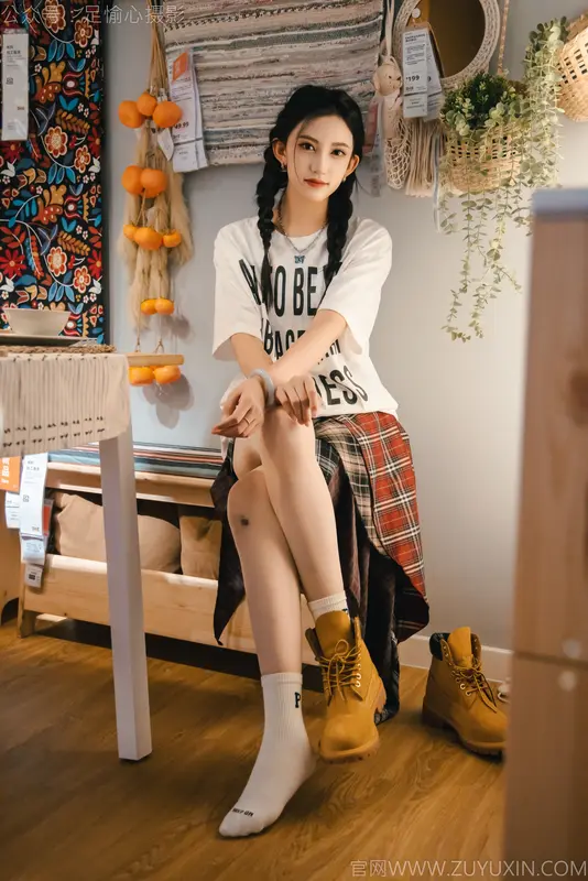 足愉心 NO.015 可乐（搭配:红色夹克、白T、短裙、马丁靴、肉丝色袜、白棉袜） - 足愉心